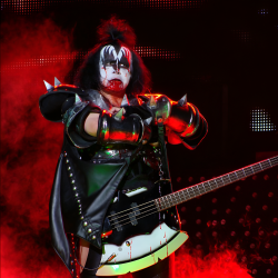 Signierter Gene Simmons Bass – Original Autogramm & KISS Sammlerstück